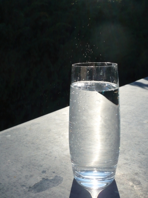 Wasser-im-glas in Basenfasten – Abnehmen, Entschlacken und Entsäuern